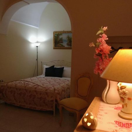 L 'Alcova Holidays Home Centro Storico Ceglie Messapica Esterno foto